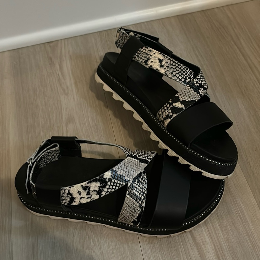 Women’s Sorel Roaming Criss Cross Black Sandals 8.5
